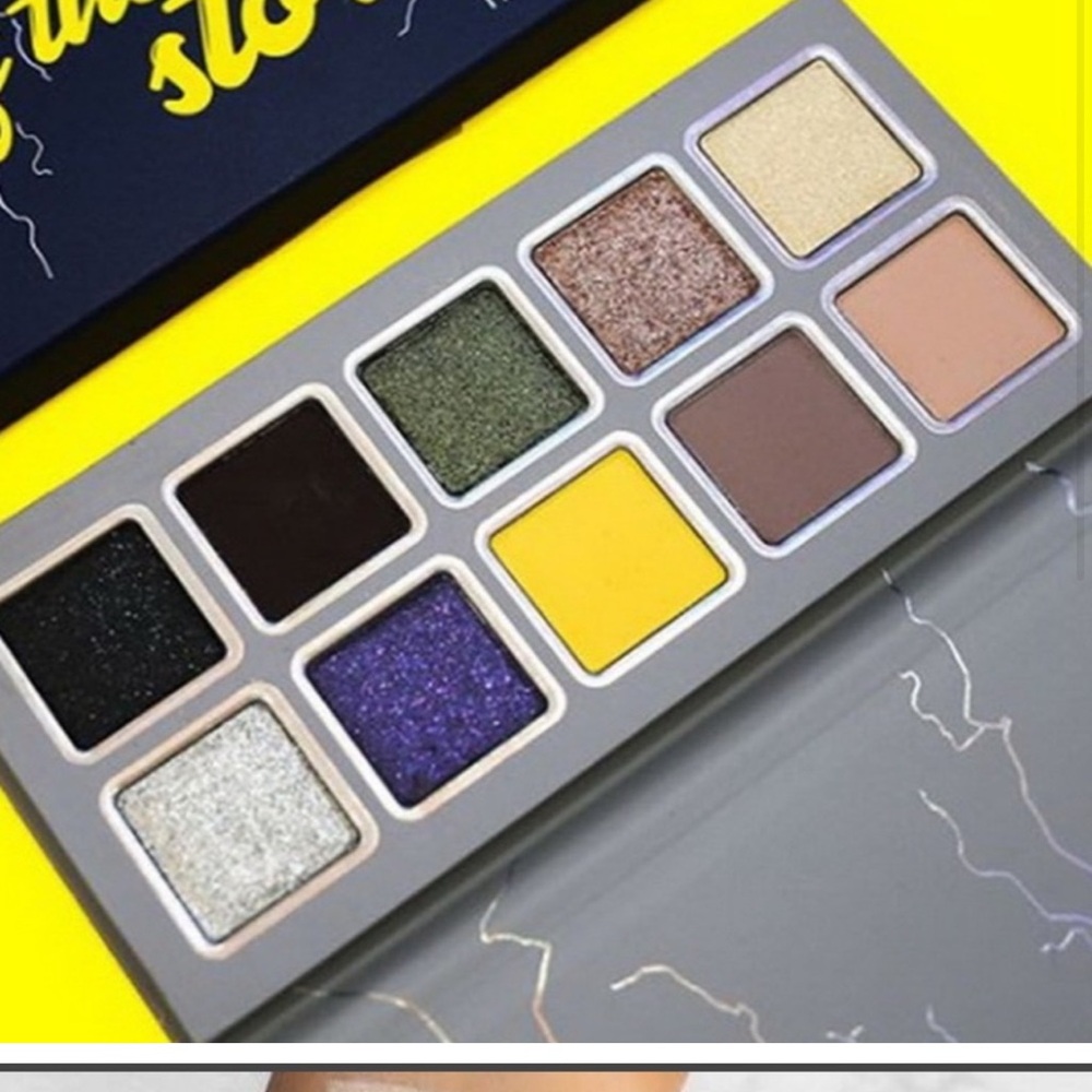 Kylie “Eye Of The Storm” Pressed Powder Palette